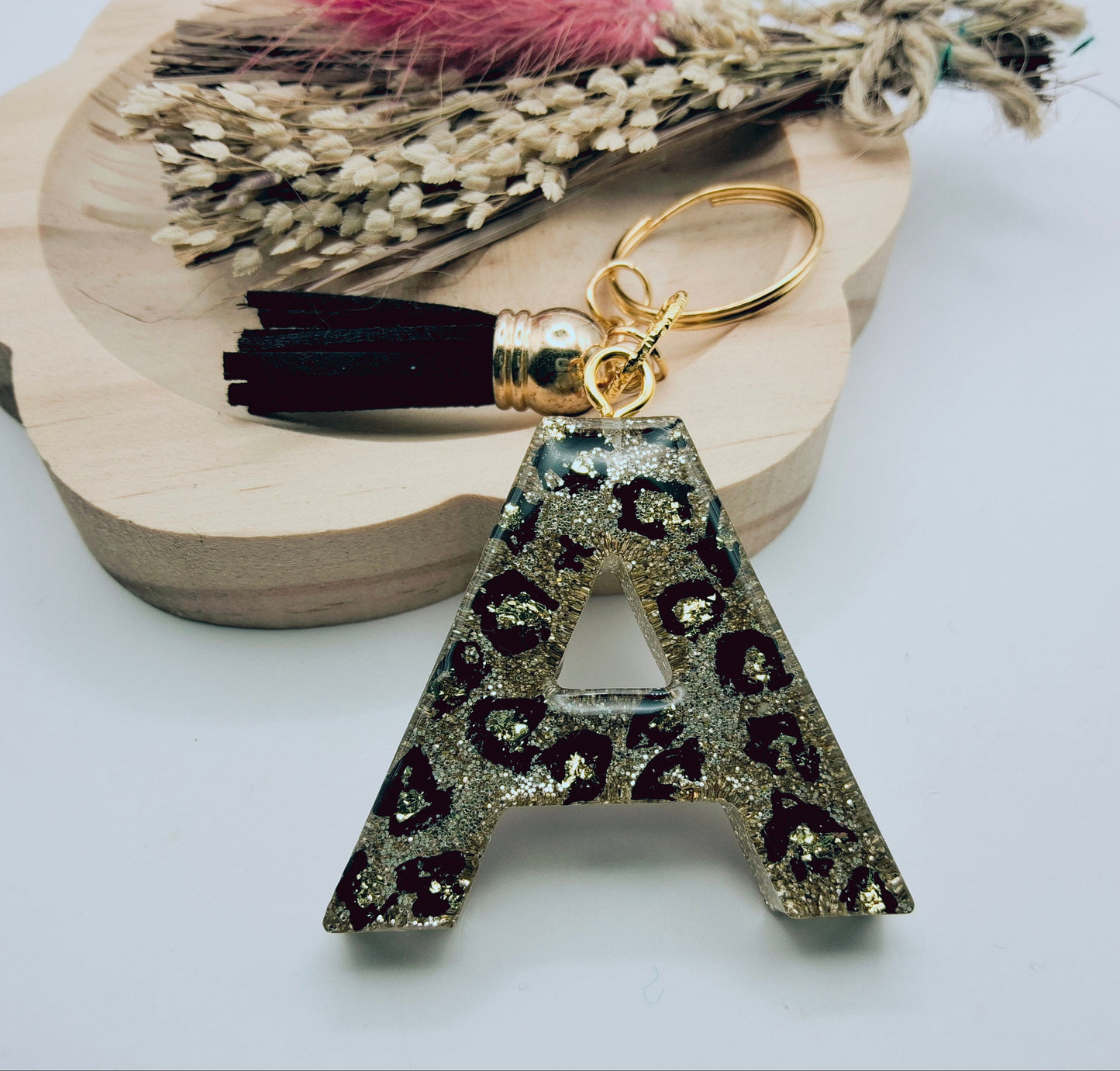 Porte-clés Lettre A en résine époxy. Paillettes or. Motif léopard - PRETTY RESINE