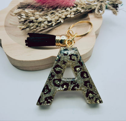 Porte-clés Lettre A en résine époxy. Paillettes or. Motif léopard - PRETTY RESINE