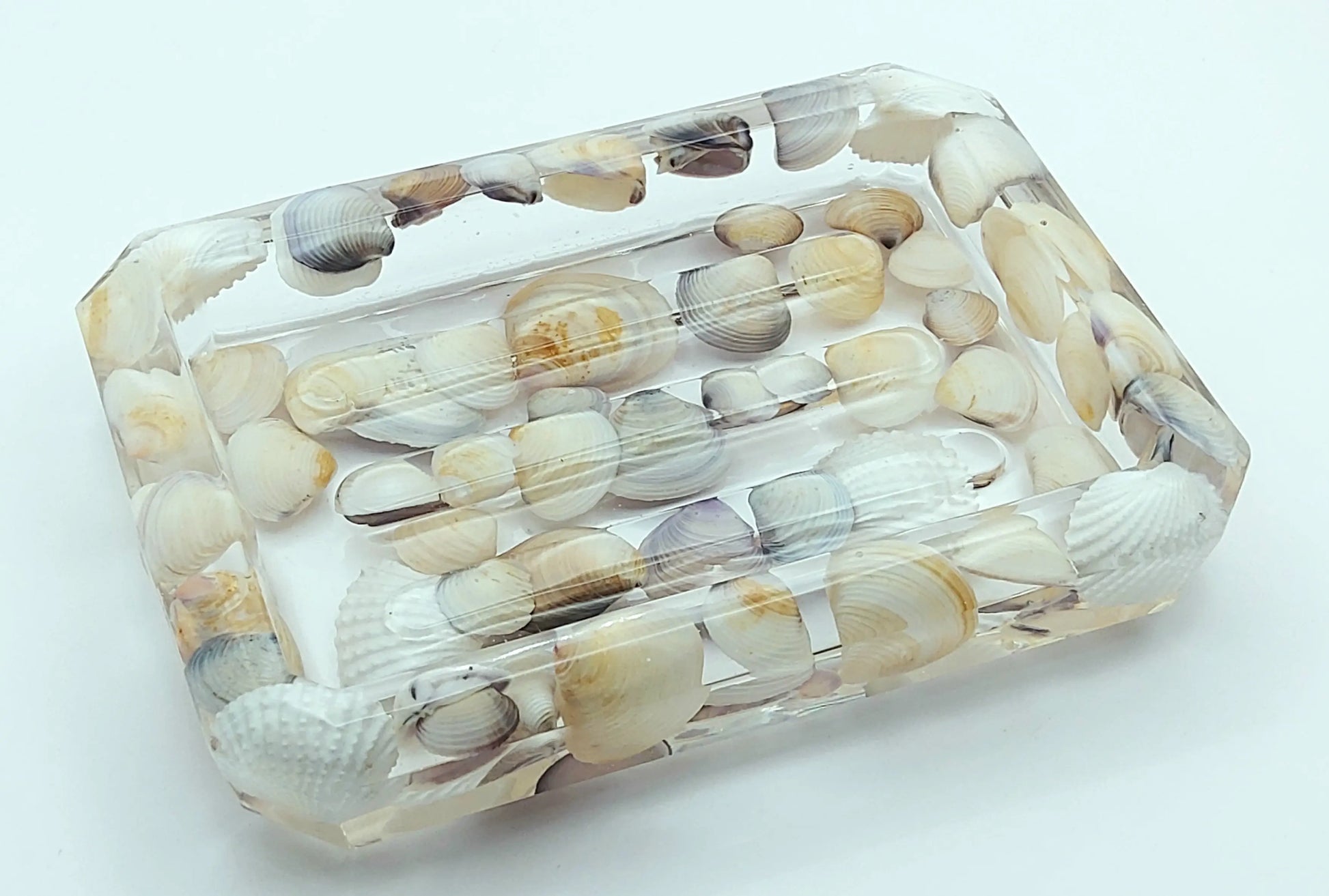 Porte-savon CARRE en résine époxy. Transparent et coquillages - PRETTY RESINE