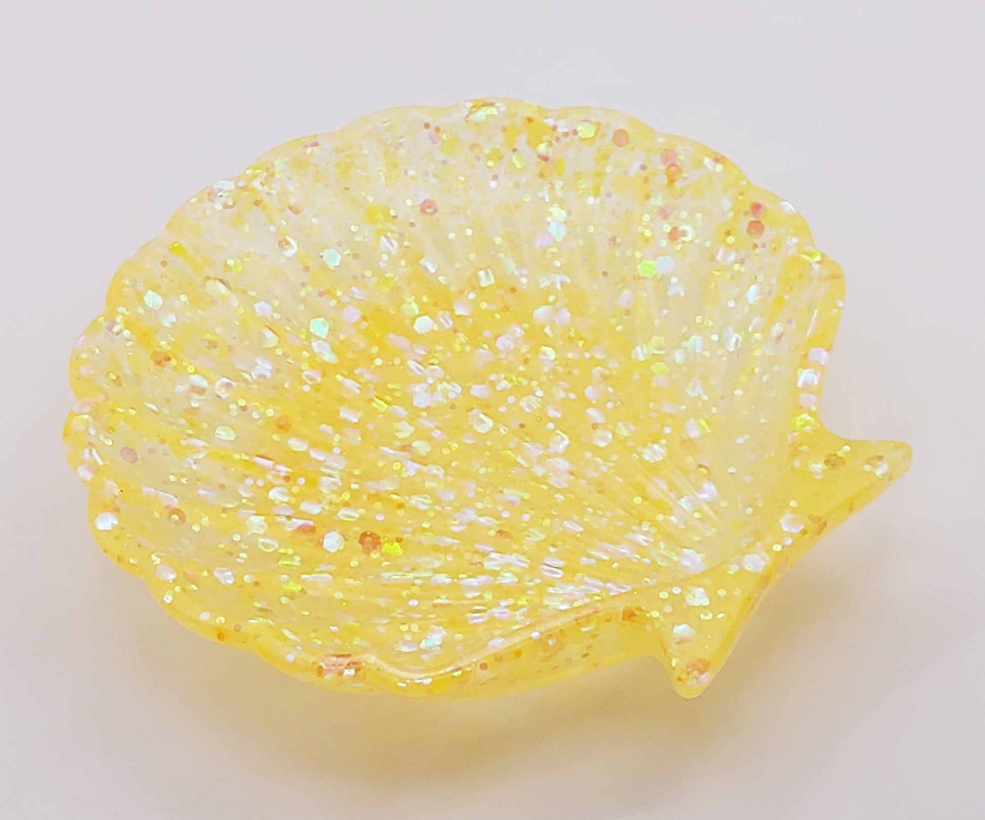 Porte-savon "Coquille" en résine époxy. Paillettes holographiques jaunes.