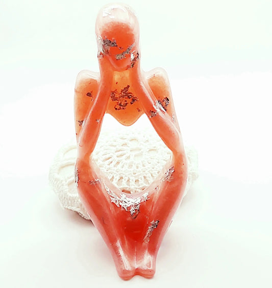 Statuette Le Penseur "A deux mains" en résine époxy, corail et argent. Posée devant un galet.