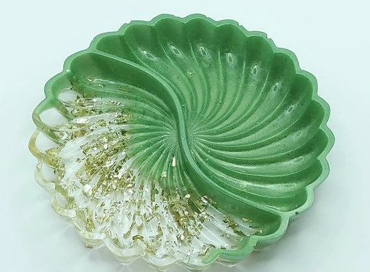 Vide-poches COQUILLE DOUBLE en résine époxy. Vert et transparent avec feuille d'or.