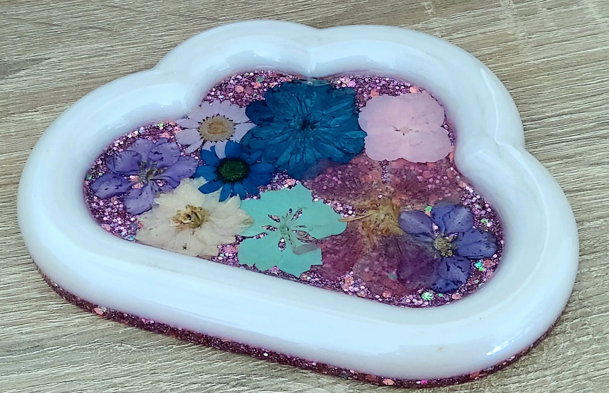 Vide-poches NUAGE en résine époxy. Blanc nacré, paillettes mauves et fleurs séchées multicolores - PRETTY RESINE