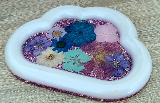 Vide-poches NUAGE en résine époxy. Blanc nacré, paillettes mauves et fleurs séchées multicolores - PRETTY RESINE