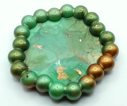 Vide-poches Pentagone BULLES en résine époxy. Vert, marron et feuille de cuivre - PRETTY RESINE