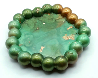 Vide-poches Pentagone BULLES en résine époxy. Vert, marron et feuille de cuivre - PRETTY RESINE