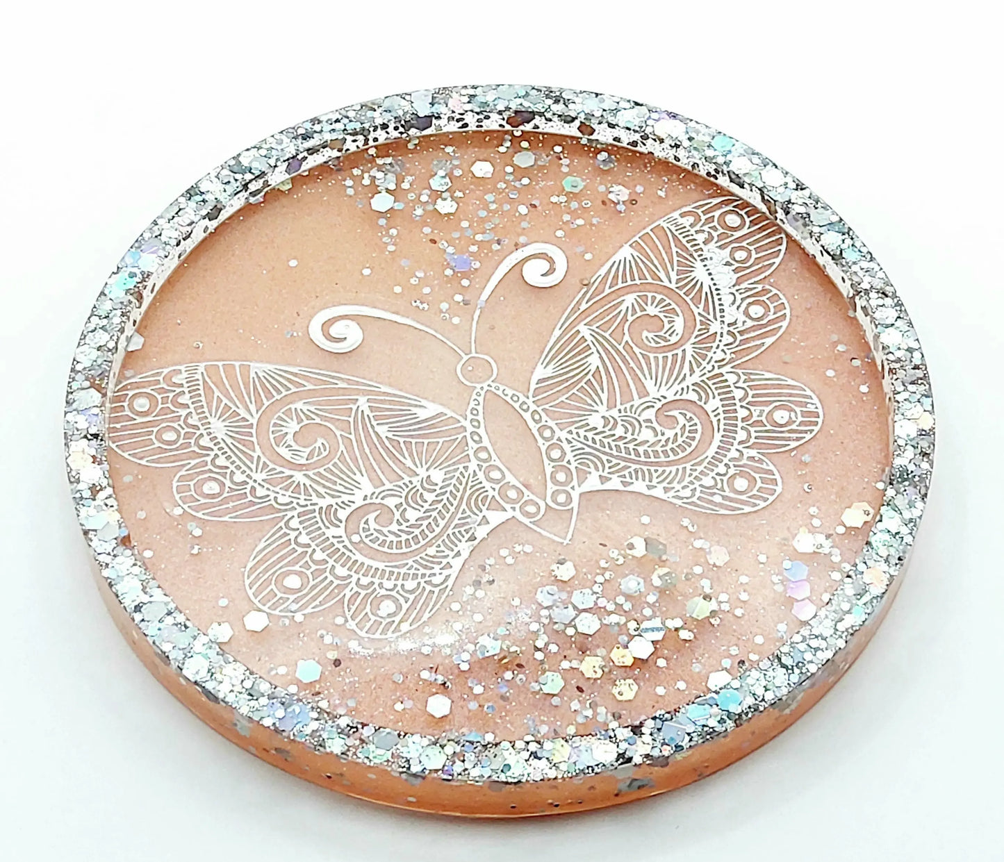 Vide-poches Rond en résine époxy. Orange pastel, papillon et paillettes holographiques.