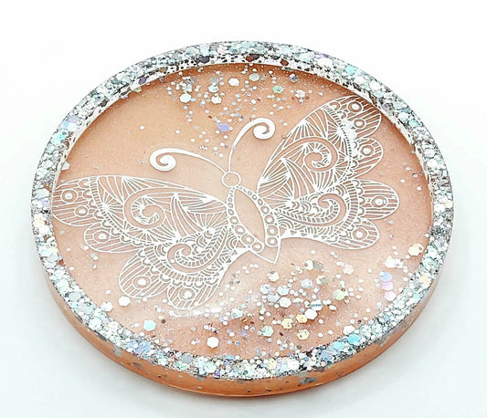 Vide-poches Rond en résine époxy. Orange pastel, papillon et paillettes holographiques.