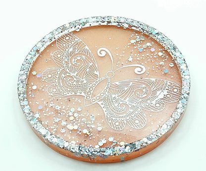 Vide-poches Rond en résine époxy. Orange pastel, papillon et paillettes holographiques.