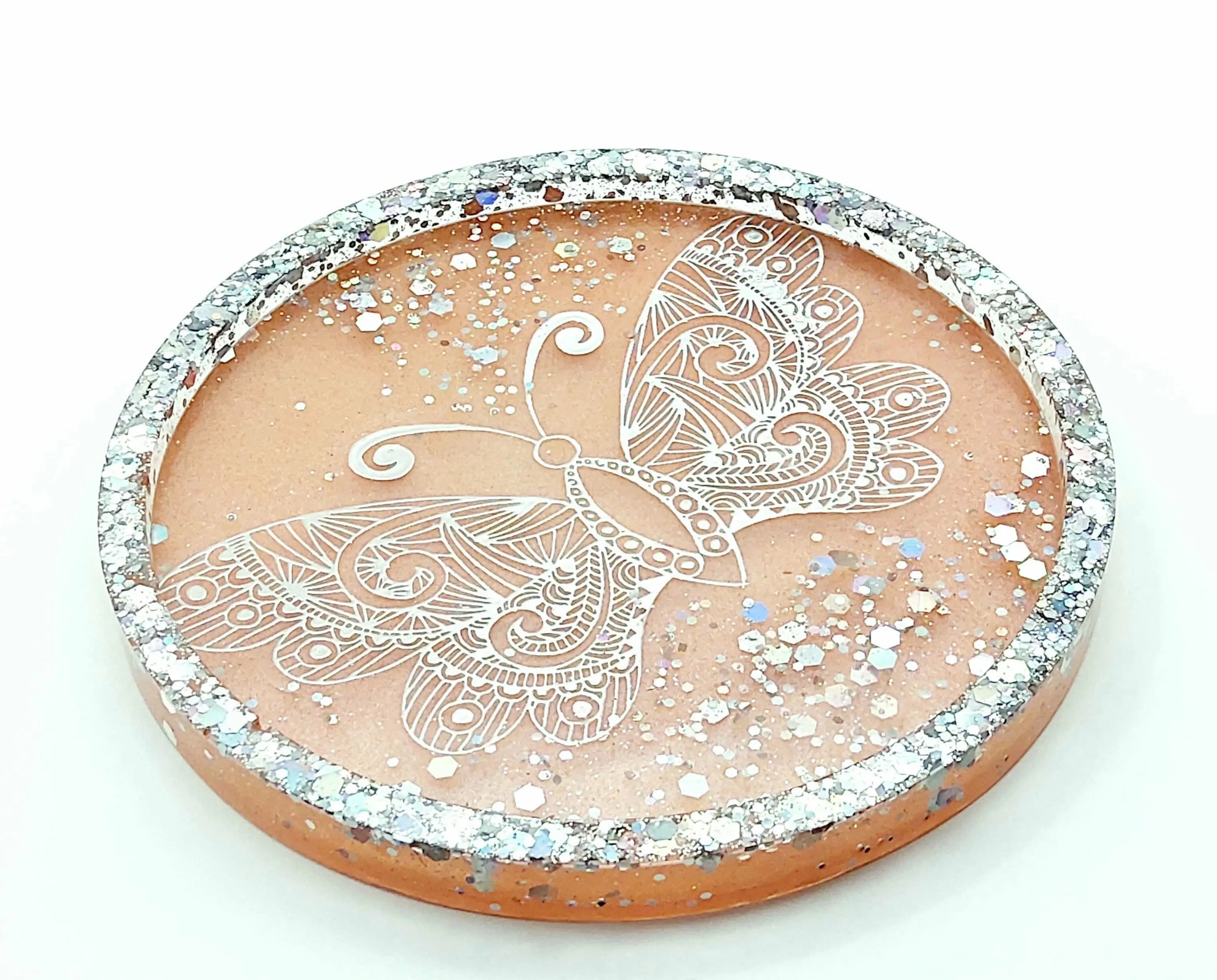 Vide-poches Rond en résine époxy. Orange pastel, papillon et paillettes holographiques.