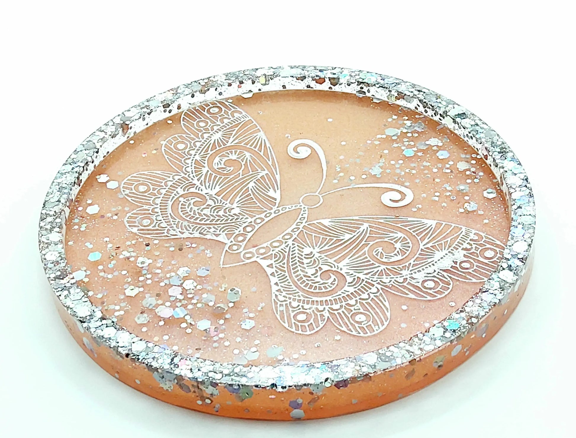 Vide-poches Rond en résine époxy. Orange pastel, papillon et paillettes holographiques.