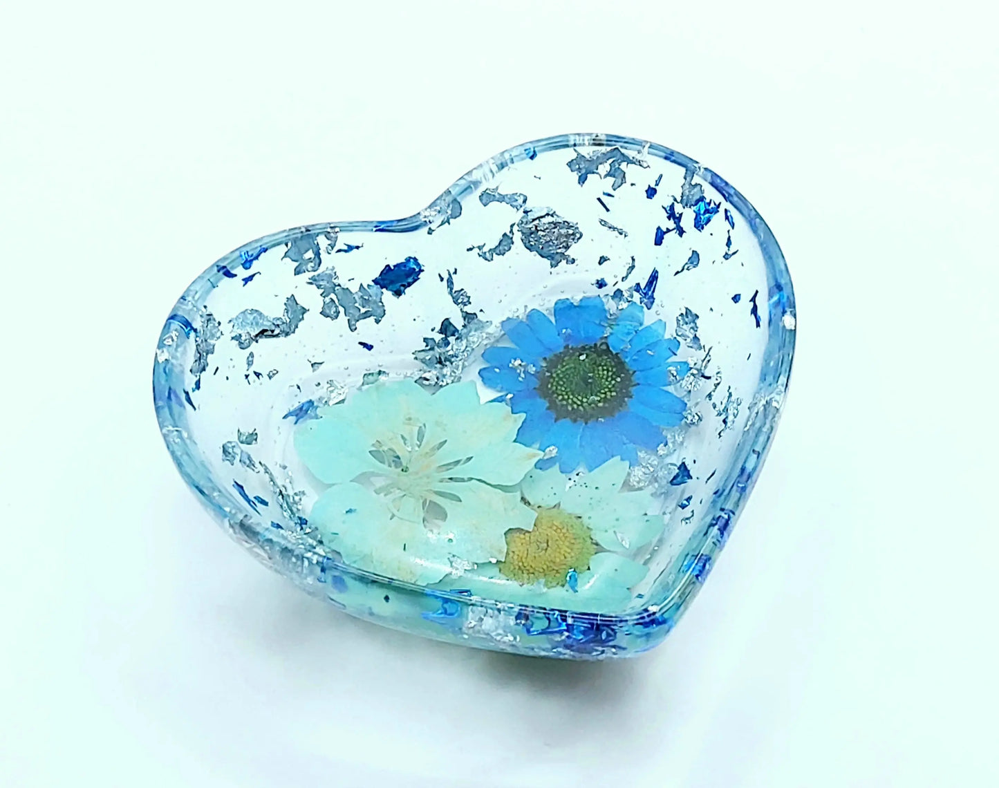 Vide-poches "Petit Coeur" en résine époxy. Fleurs séchées bleues. Feuille d'argent et feuille bleue.