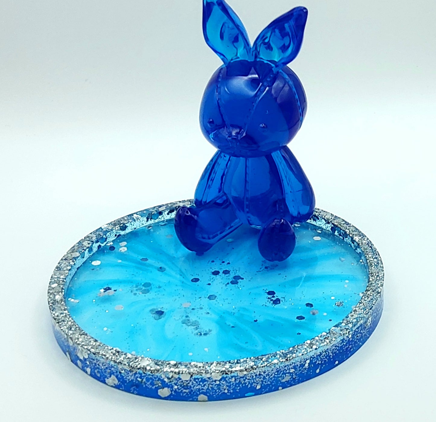 Vide-poches "Lapin" en résine époxy, bleu et paillettes argentées.