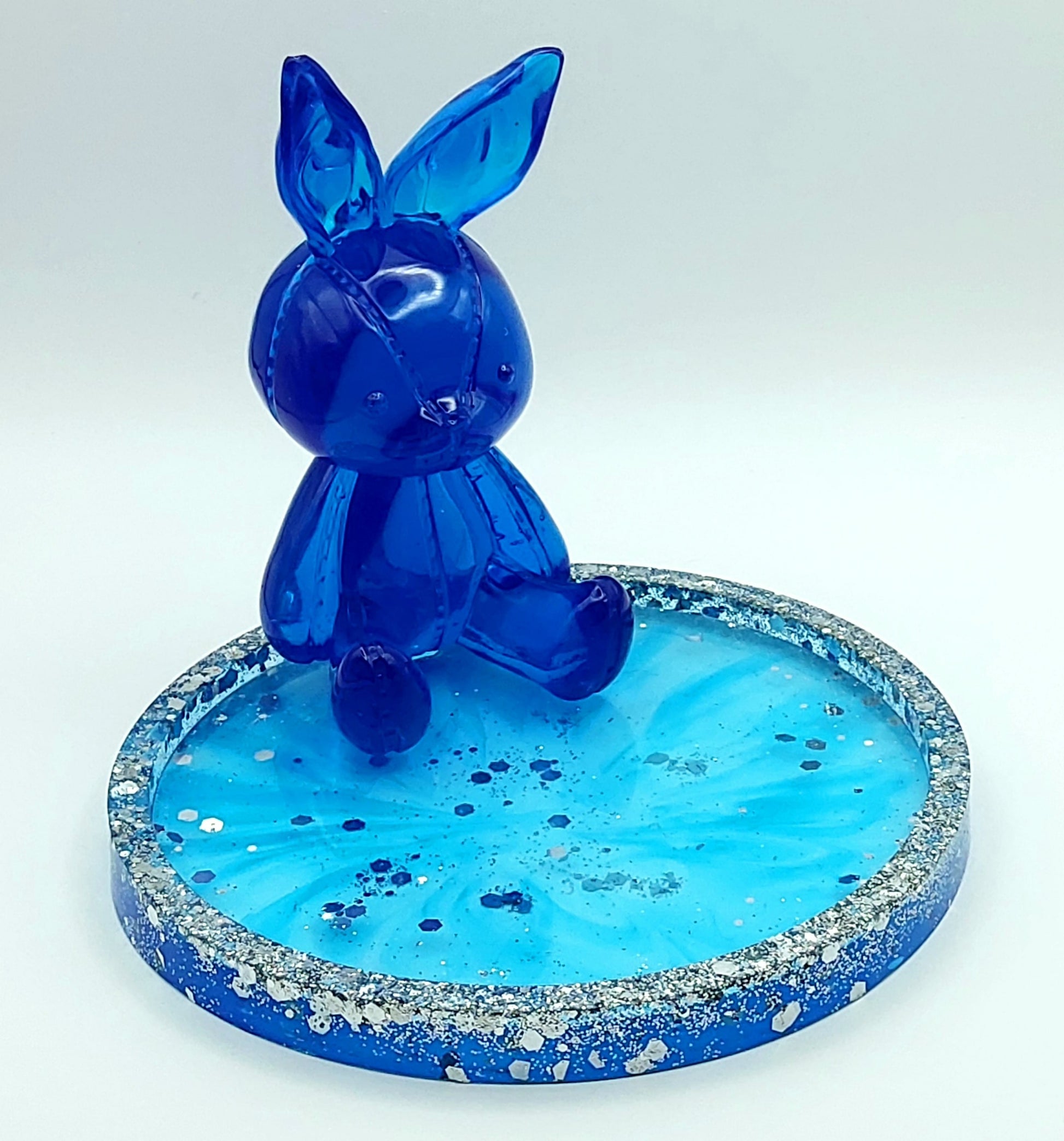 Vide-poches "Lapin" en résine époxy, bleu et paillettes argentées.