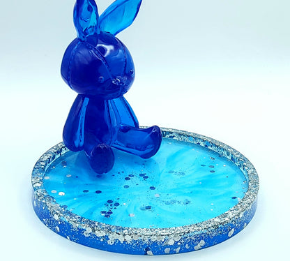 Vide-poches "Lapin" en résine époxy, bleu et paillettes argentées.