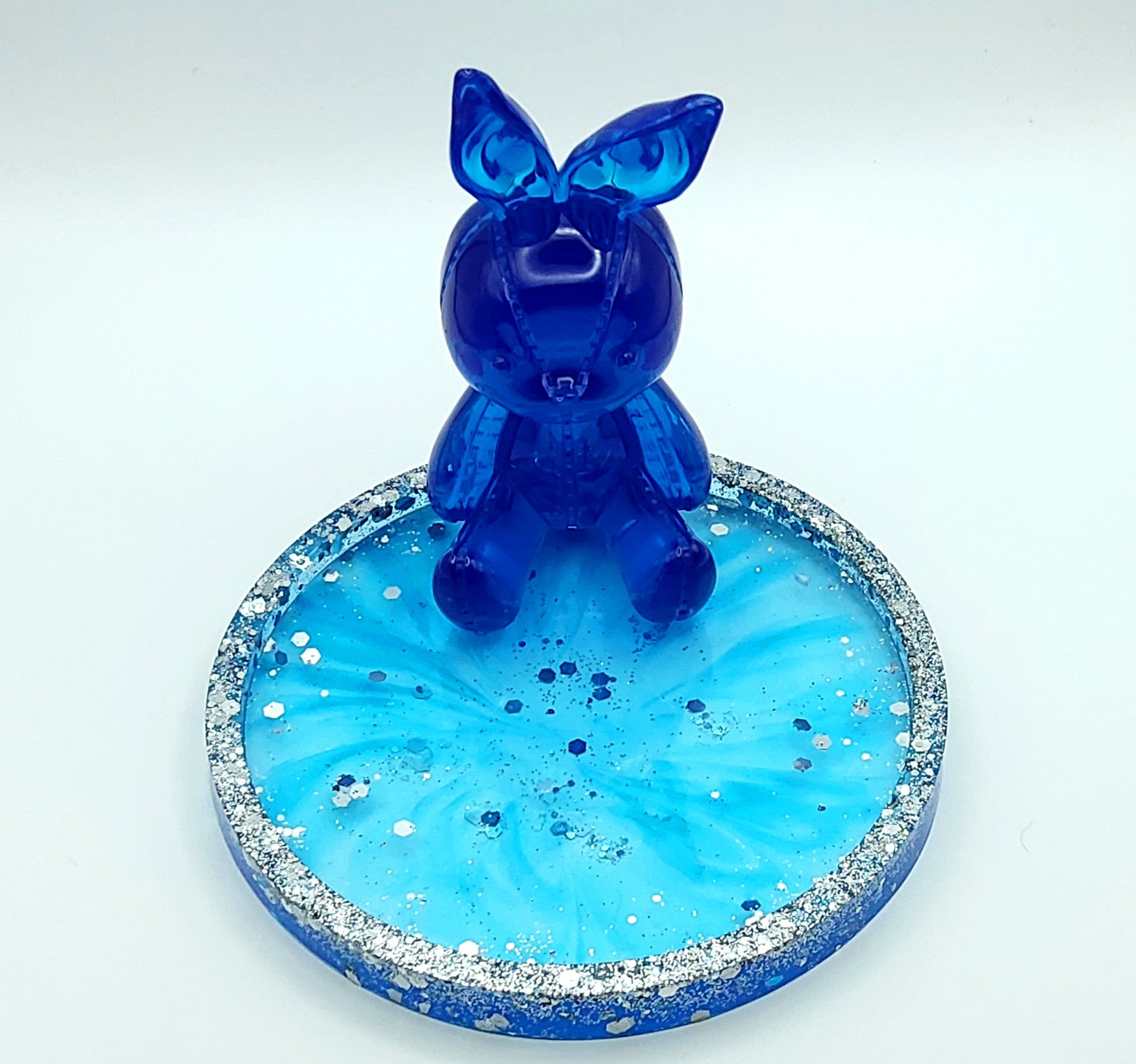 Vide-poches "Lapin" en résine époxy, bleu et paillettes argentées. Vue de face.