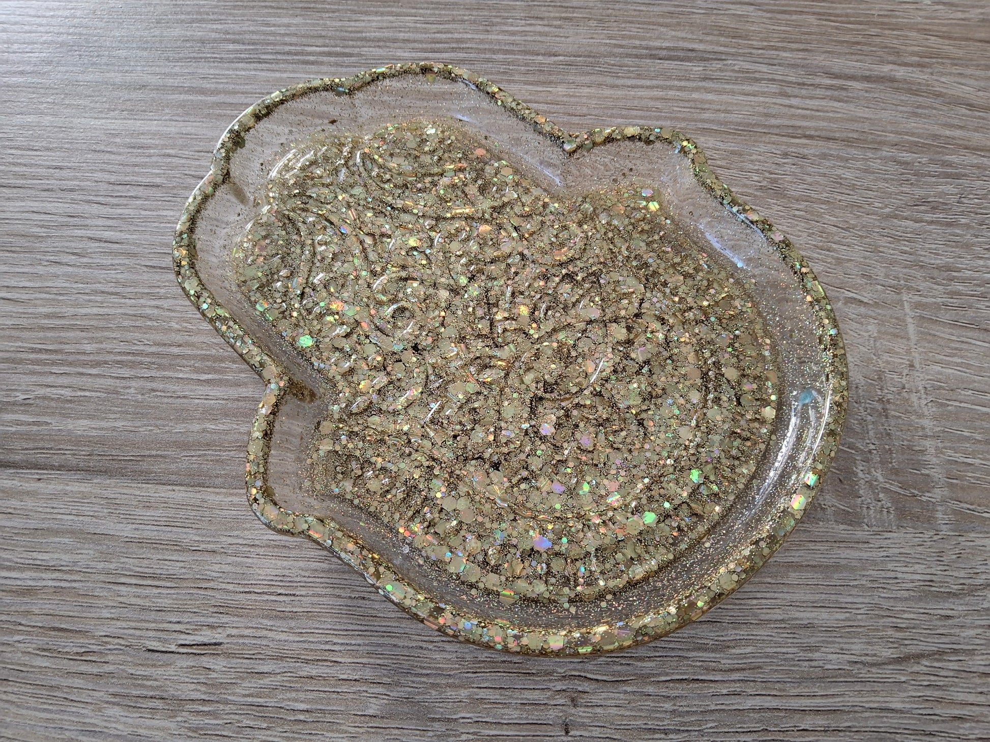 Vide-poches Grande Main de Fatma en résine époxy. Paillettes or - PRETTY RESINE