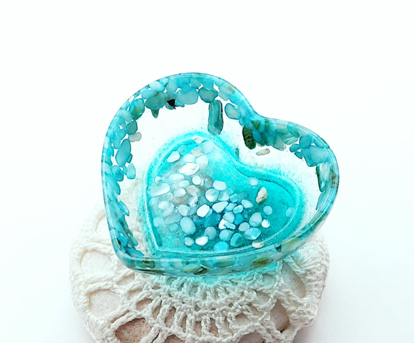 Vide-poches "Petit Coeur" en résine époxy, turquoise avec fragments de coquillages. Posé sur un galet.